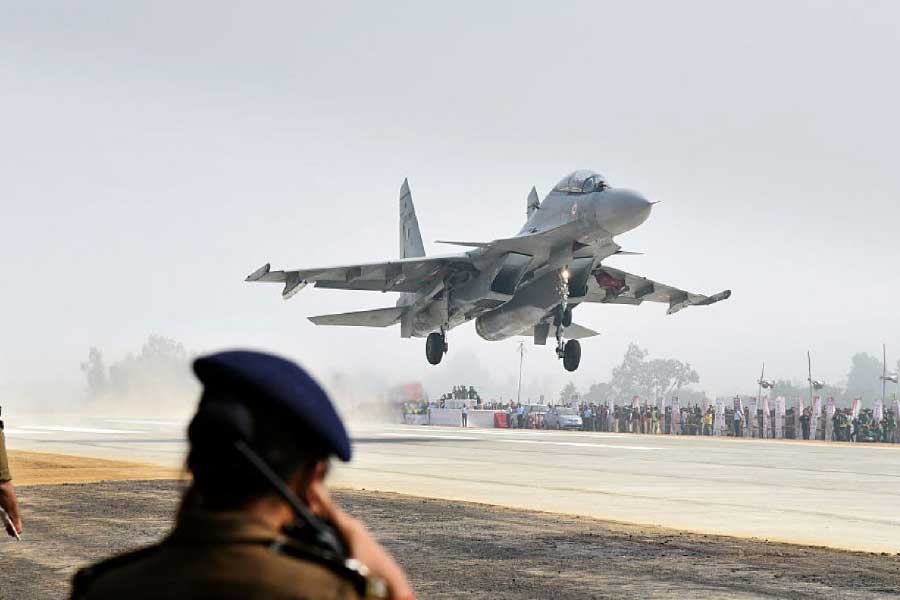 জাতীয় সড়কে যুদ্ধবিমান অবতরণের মহড়া।