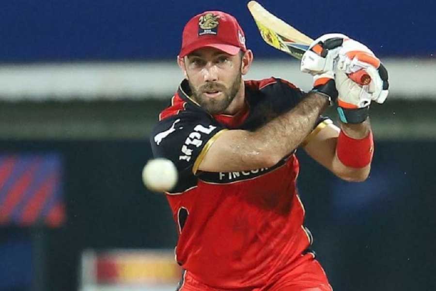 দরের হিসাবে কোহলির পরেই রয়েছেন অস্ট্রেলিয়ার অলরাউন্ডার গ্লেন ম্যাক্সওয়েল। তাঁকে দলে রাখা হয়েছে ১১ কোটি টাকা দিয়ে।