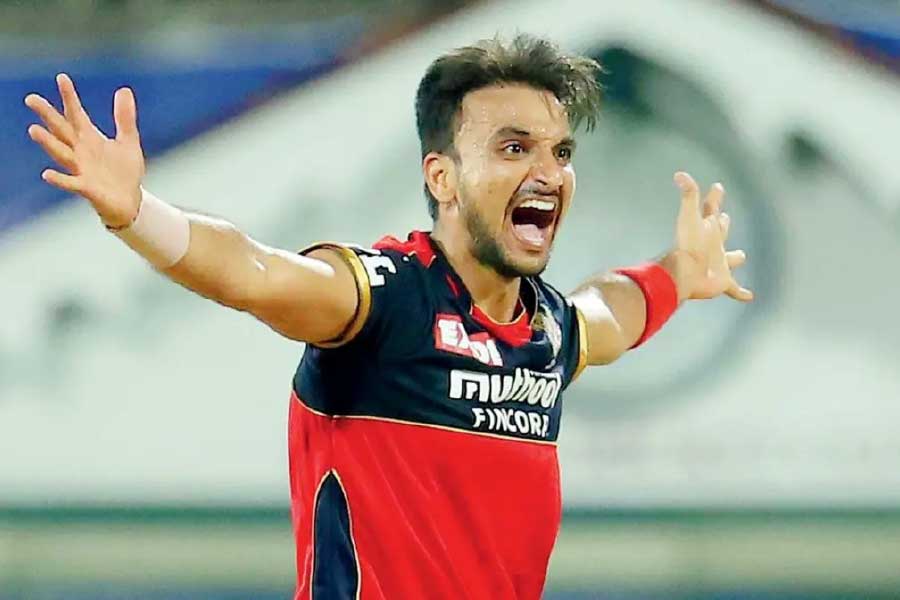 আরসিবিতে তৃতীয় সর্বোচ্চ মূল্যবান ক্রিকেটার হর্ষল পটেল। ভারতের এই অলরাউন্ডারকে দলে রাখতে আরসিবি খরচ করেছে ১০ কোটি ৭৫ লক্ষ টাকা।