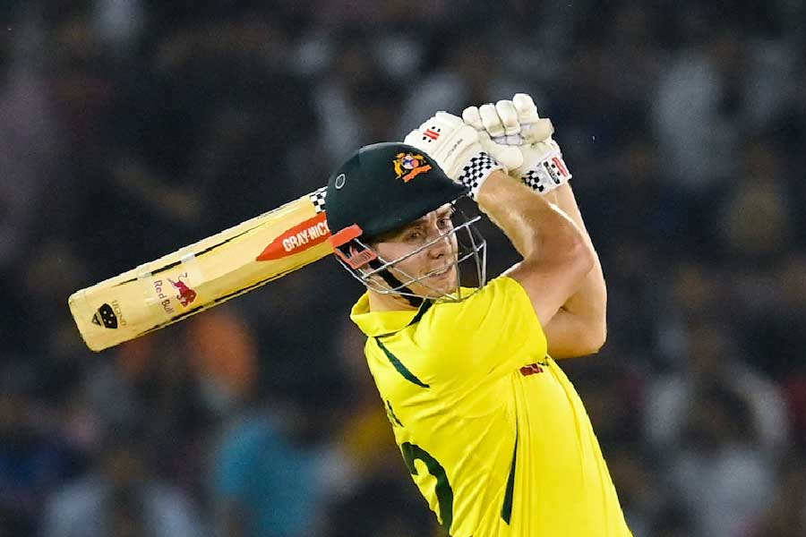 মুম্বই ইন্ডিয়ানস দলের তালিকায় চোখ রাখলে প্রথমেই উঠে আসছে অস্ট্রেলিয়ার তরুণ ক্রিকেটার ক্যামেরন গ্রিনের নাম। আইপিএলে এ বার তাঁর দর উঠেছে ১৭ কোটি ৫০ লক্ষ টাকা।