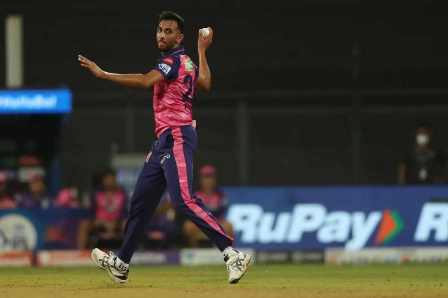 দুই ব্যাটার তথা উইকেটরক্ষকের জন্য সবচেয়ে বেশি টাকা খরচ করার পর রাজস্থান তিন নম্বর স্থানটি রেখেছে বোলারের জন্য। রাজস্থানে দরের বিচারে তৃতীয় প্রাক্তন নাইট প্রসিদ্ধ কৃষ্ণ। পাচ্ছেন ১০ কোটি টাকা।