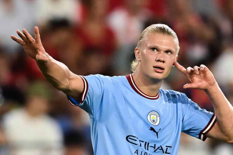 ইংলিশ প্রিমিয়ার লিগে ম্যাঞ্চেস্টার সিটির হয়ে এই প্রথম খেলছেন হালান্ড। আর প্রথম মরসুমেই বিপক্ষের ত্রাস হয়ে উঠেছেন ২২ বছরের এই দীর্ঘদেহী স্ট্রাইকার। পেনাল্টি বক্সের বাইরে হোক বা ভিতরে, হালান্ডের ক্ষিপ্রতা, গতি বা জোরালো শটে নাজেহাল প্রতিপক্ষ।