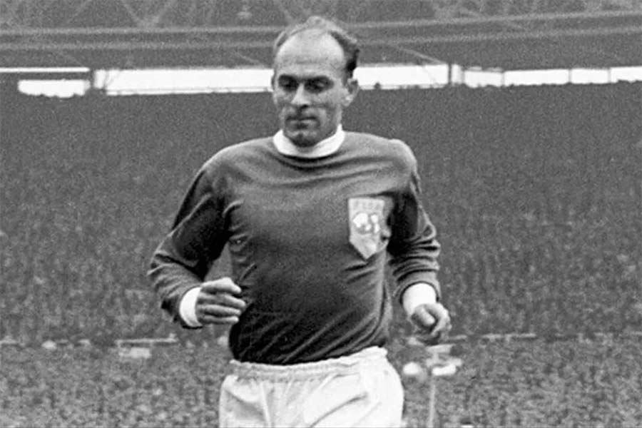 বেস্টের আগে একই হাল হয়েছিল অ্যালফ্রেডো দি স্টেফানোর। সর্বকালের সেরাদের মধ্যে অনায়াসে জায়গা করে নিয়েছেন আর্জেন্টিনার এই ফরোয়ার্ড। এমনকি, কলম্বিয়ার জাতীয় দলেও খেলেছেন তিনি। তবে বিশ্বকাপে নামার স্বপ্ন অধরাই থেকে গিয়েছে।