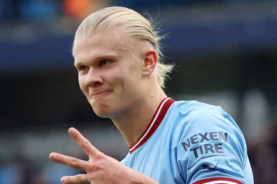 বেস্টদের ‘দলে’ কি হালান্ডেরও নাম উঠবে? অথচ ইতিমধ্যেই ক্লাব ফুটবলে ঈর্ষনীয় রেকর্ড গড়ে ফেলেছেন এই স্ট্রাইকার। চলতি মরসুমে প্রথম বার ইপিএলে খেলতে নেমেছেন। ম্যান সিটিতে যোগ দেওয়ার পর থেকে প্রায় প্রতি ম্যাচেই বিপক্ষের তেকাঠিতে বল ঠেলেছেন তিনি।