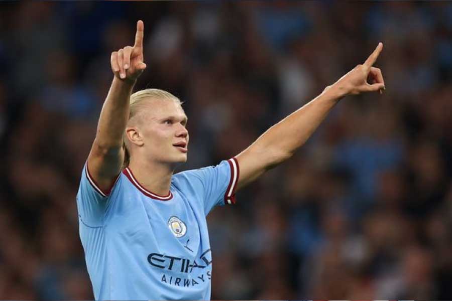 পেপ গুয়ার্দিওলার ম্যান সিটির জার্সিতে ১৭ ম্যাচে হালান্ডের গোলসংখ্যা ২৩। তার মধ্যে ইপিএলের ১৩ ম্যাচে গোল করেছেন ১৮। এরই ফাঁকে চ্যাম্পিয়ন্স লিগের ৪ ম্যাচে ৫ গোলেই তাঁর নামে রয়েছে।