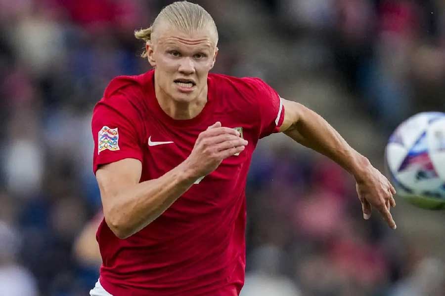 হালান্ডের জনপ্রিয়তার নমুনা শুনলে অবাক হতে হয়। সদ্য শেষ হওয়া বিশ্বকাপের আগে তাঁর অনুরাগীদের আর্জি ছিল, প্রতিটি দল যেন হালান্ডকে ৩০ মিনিটের জন্য কাতারের ময়দানে খেলার সুযোগ দেয়। স্বাভাবিক ভাবেই এই অবাস্তব আর্জি মানা সম্ভব হয়নি।