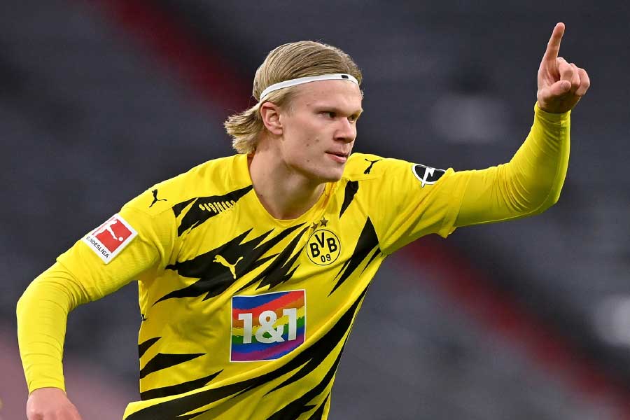 বরুসিয়া ডর্টমুন্ডের থেকে ১৫ কোটি ইউরোয় ম্যাঞ্চেস্টার সিটিতে যোগ দিয়েছিলেন হালান্ড। ভারতীয় মুদ্রায় যা প্রায় ১,২৫২ কোটি টাকা। ইপিএলের ইতিহাসে তিনি প্রথম ফুটবলার, যিনি ঘরের মাঠে পর পর ৩টি হ্যাটট্রিক করেছেন।