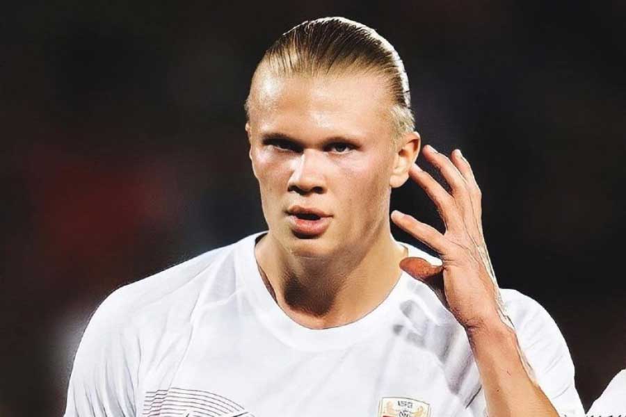 ছোটবেলা থেকে ফুটবল মাঠে দাপাদাপি শুরু হালান্ডের। ৫ বছর বয়সে ব্রাইনের যুব অ্যাকাডেমিতে ভর্তি হয়েছিলেন। ২০১৫-১৬ মরসুমে রিজার্ভ দলের হয়ে ১৪ ম্যাচে ১৮ গোল করেছিলেন তিনি। ষোলো বছর বয়সে পা রাখার আগেই পেশাদার ফুটবলে অভিষেক। সে সময় যোগ দেন মলডেতে। সেটা ছিল ২০১৭ সাল।