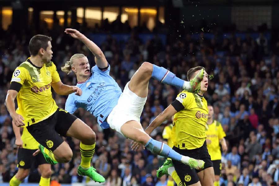 চ্যাম্পিয়ন্স লিগে কনিষ্ঠতম ফুটবলার হিসাবে ২০টি গোল করার নজির রয়েছে হালান্ডের। নরওয়ের জার্সিতে এখনও ২২টি ম্যাচে ২০টি গোল করেছেন তিনি।