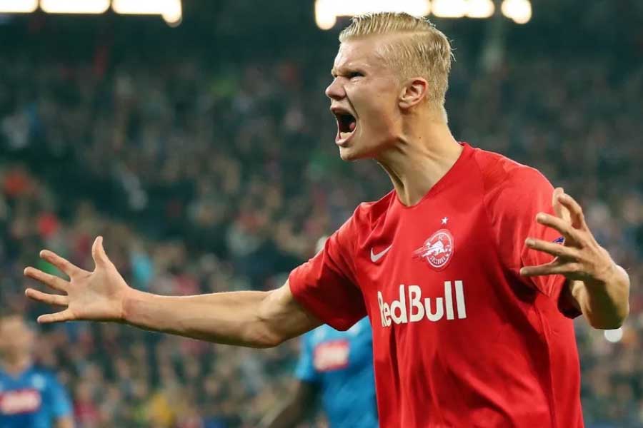 ফুটবল ছাড়াও আরও একটি নেশা রয়েছে হালান্ডের। ২০১৬ সালে ইউটিউবে ‘ফ্লো কিংস’ দলের একটি মিউজ়িক ভিডিয়ো ভেসে উঠেছিল। তাতে দেখা গিয়েছে, নরওয়ের অনূর্ধ্ব-১৯ দলের সতীর্থ এরিক বথেইম এবং এরিক টোবিয়াস স্যান্ডবার্গের সঙ্গে গানের দলে রয়েছেন হালান্ড।