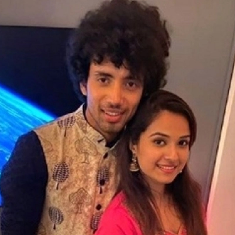 রোহন এবং বাকিরা ঘরের বাইরে থেকে বেশ কিছু ক্ষণ দিশাকে ডাকাডাকি করেন। তার পর দরজা ঠেলে ভিতরে ঢুকে দেখেন ব্যালকনি থেকে দিশা পড়ে গিয়েছেন।