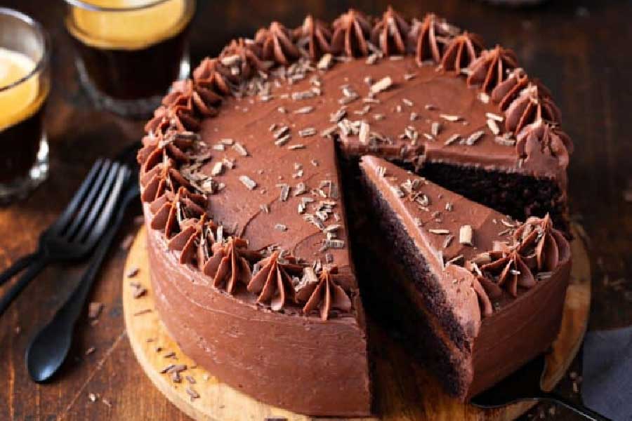 প্লাম কেক হোক বা ফ্রুট কেক— বড়দিন এলেই বেকারিতে নানা রকমের কেকের সমাহার দেখা যায়। সেই কেক কিনতে ভিড়ও হয় প্রবল। বড়দিনে কেক বানানোর রীতি বিদেশি হলেও ভারত এই রীতি আপন করে নিয়েছিল বহু আগেই। তার নেপথ্যকাহিনিও বেশ চমকপ্রদ।