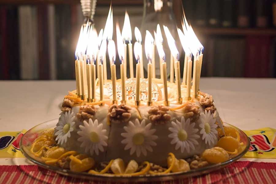 কেরলের সেই বিস্কুট তৈরির কারখানার মালিকানা ছিল জনৈক মামবালি বাপুর হাতে। বাপুর কাছে গিয়ে মারডক আর্জি জানান যে বড়দিন উদ্‌যাপন করবেন বলে তাঁকে একটি কেক বানিয়ে দিতে হবে। কিন্তু পাউরুটি এবং বিস্কুট বানাতে দক্ষ হলেও কেক কী ভাবে বানাতে হয় সেই বিষয়ে প্রাথমিক জ্ঞানটুকুও ছিল না বাপুর। সেই সমস্যার সমাধান করেন খোদ মারডক।