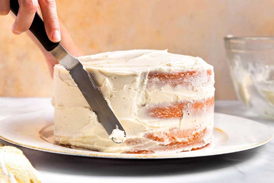 দক্ষিণ ভারতে মালাবার উপকূলে স্কট নামের এক জন দারুচিনির ব্যবসার সঙ্গে জড়িত ছিলেন। ব্রিটেনে তাঁর যাওয়া-আসা লেগেই থাকত। মারডক কেক খেতে চেয়েছেন শুনে ব্রিটেন থেকে একটি কেক আনিয়ে ফেললেন স্কট। তার পর সেই কেক নিয়ে গেলেন বাপুর কাছে।