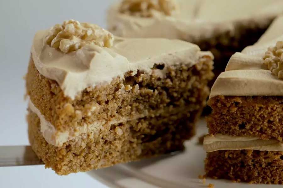 দেশীয় উপকরণ দিয়েই সম্পূর্ণ কেকটি বানিয়েছিলেন বাপু। স্বাদে আলাদা হওয়ায় তা মারডকের পছন্দ হবে কি না তা নিয়ে ধন্দে ছিলেন তিনি। মারডক কিন্তু এই অভিনব পদ্ধতিতে বানানো কেক খেয়ে মুগ্ধ হয়ে যান। শুধু তা-ই নয়, এমন আরও এক ডজন কেক বানানোর অর্ডার দেন বাপুকে।