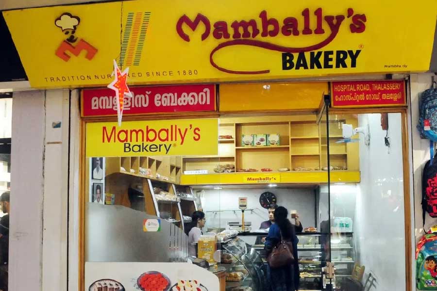 নতুন ধরনের কেক, তাই নামও নতুন দেওয়া দরকার। বাপু এই কেকের নাম রাখলেন ‘প্লাম কেক’। অনেকে দাবি করেন, এটিই বড়দিন উপলক্ষে ভারতে বানানো প্রথম কেক। যদিও এর কোনও লিখিত প্রমাণ নেই। বাপুর ভাইপোর প্রপৌত্র প্রকাশ মামবালি এক সাক্ষাৎকারে তাঁদের পরিবারের ১৪০ বছরের পুরনো ইতিহাসকে তুলে ধরে এই দাবি করেন।