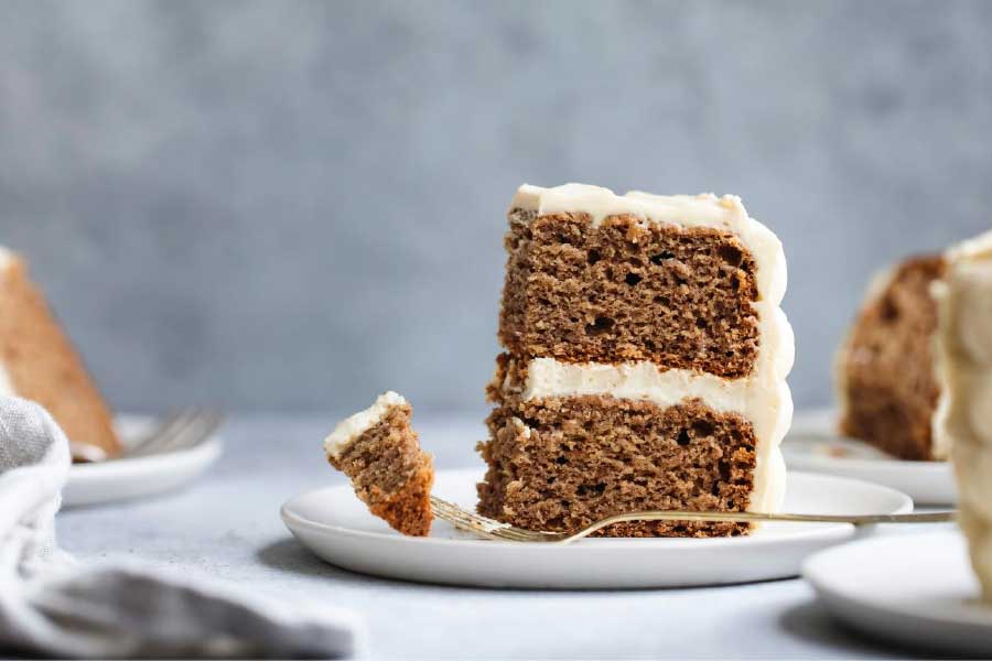 চার প্রজন্ম ধরে প্লাম কেকের সেই জনপ্রিয়তা বজায় রাখা হয়েছে বলে জানিয়েছেন প্রকাশ। ভারতীয়দের সামনে ব্রিটেনের স্বাদ তুলে ধরেছিলেন বাপু। প্রথম বিশ্বযুদ্ধ চলাকালীন হাতে তৈরি কেক এবং মিষ্টি সৈন্যদের জন্য পাঠিয়েছিলেন বাপু।