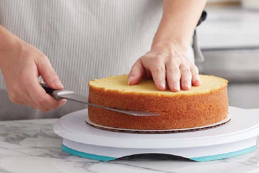 দেশ জুড়ে বিভিন্ন নামে দোকান থাকলেও তাঁদের আসল বেকারি থালাসেরিতে অবস্থিত। প্রকাশের ঠাকুরদা গোপাল কেরলে এই ব্যবসা আরও ব়ৃদ্ধি করেন। গোপালের ১১ জন ছেলেও বড় হয়ে এই পারিবারিক ব্যবসায় যোগ দেন।