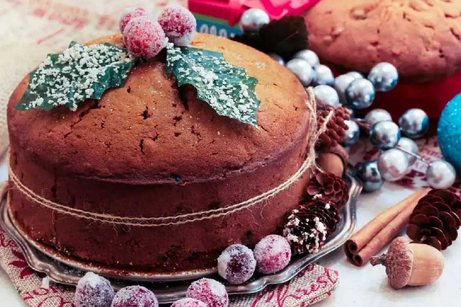 প্রথা অনুযায়ী কেক বানালেও তাঁরা কেকের স্বাদবদলের জন্য নতুন ধরনের ‘ফ্লেভার’ যোগ করেন। এখনও পর্যন্ত ২৪ ধরনের কেক বানিয়ে জনপ্রিয়তার শিখরে উঠেছে তাঁদের বেকারি।