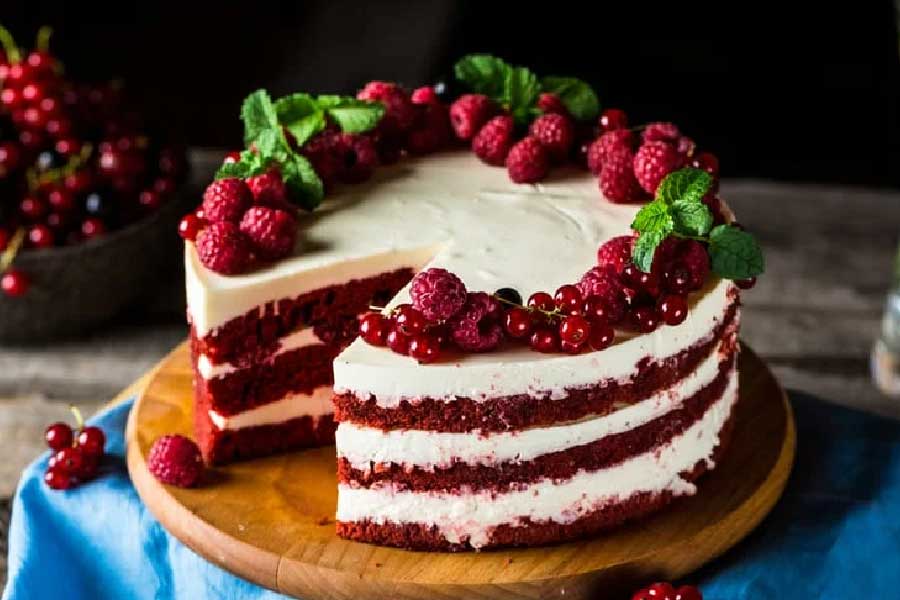 কেক প্রস্তুতির জন্য যে উপকরণগুলি ব্যবহার করা হয় তা ১ মাস আগে থেকে ওয়াইনে ডুবিয়ে রাখেন বেকারির কর্মীরা। ভারতে সর্বপ্রথম বড়দিনের কেক তৈরি করেছিল বাপু। এখনও ওই বেকারি তার নাম ধরে রেখেছে।