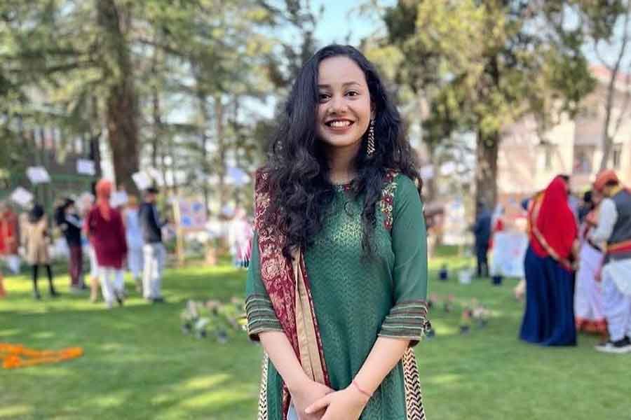 টিনা, অর্থাৎ আইএসএস টপার টিনা দাবি। আর রিয়া হলেন টিনার বোন। তিনিও টিনার মতো এক জন আইএএস।