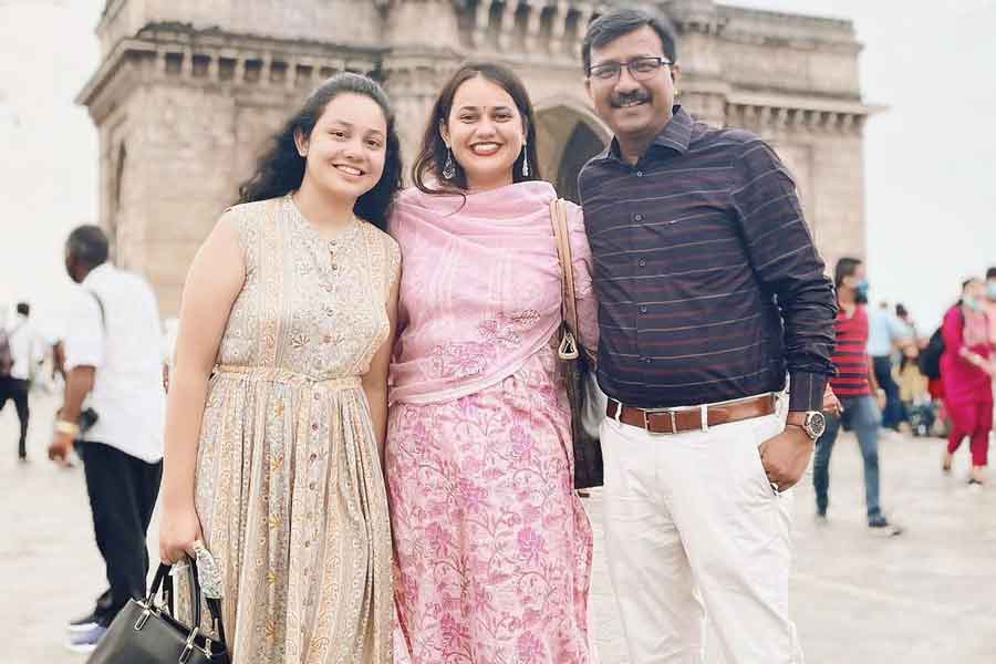 দুই বোন আইএএস ঠিকই, তবে তাঁদের মা-বাবাও কম যান যান না। তাঁরাও ইউপিএসসি-র ইন্ডিয়ান ইঞ্জিনিয়ারিং সার্ভিসেস (আইইএস) পরীক্ষায় পাশ করেছিলেন। বাবা যশবন্ত দাবি দিল্লিতে বিএসএনএলের জেনারেল ম্যানেজার। মা হিমানি দেবী প্রাক্তন আইইএস।