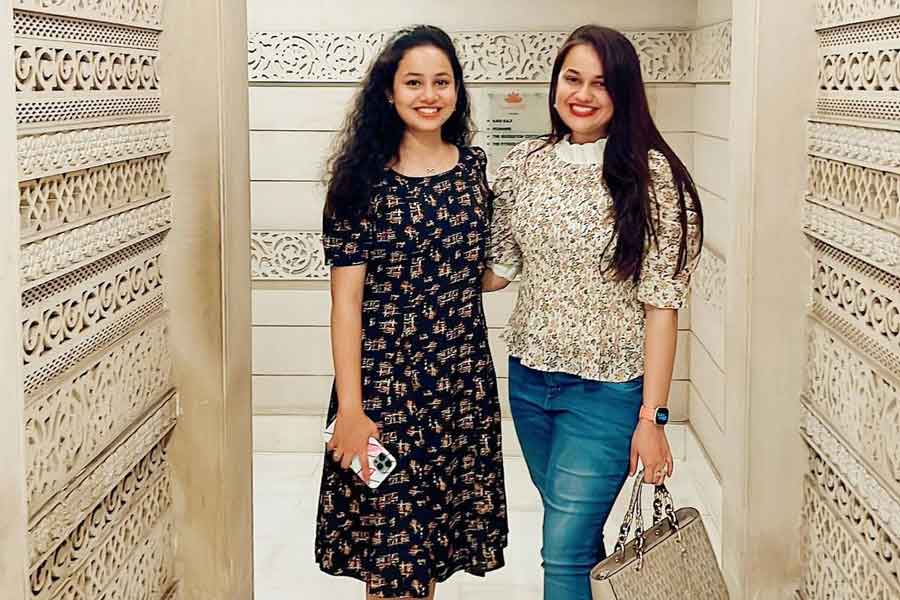 রিয়া জানান, দিনে তিনি ১০ ঘণ্টা পড়তেন। একটি কোচিং সেন্টারেও ভর্তি হয়েছিলেন। তাঁর কথায়, “দিদি যখন ইউপিএসসিতে প্রথম হয়, আমার বয়স তখন ১৮ বছর। যদি আমাকে জিজ্ঞাসা করা হয়, এই পেশায় আসার অনুপ্রেরণা কে, আমি অবশ্যই বলব, দিদি নয়, আইএএস হওয়ার অনুপ্রেরণা পেয়েছি আমার মায়ের কাছ থেকে।”