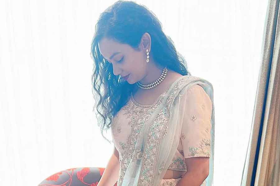 সৌন্দর্যের দিক থেকেও দিদিকে টেক্কা দিতে পারেন রিয়া। সমাজমাধ্যমেও অত্যন্ত সক্রিয় তিনি। ইনস্টাগ্রামে তাঁর অনুগামীর সংখ্যা ৪ লক্ষ ৭৮ হাজার। টিনা দাবির ইনস্টাগ্রাম অনুগামীর সংখ্যা ১৬ লক্ষ।