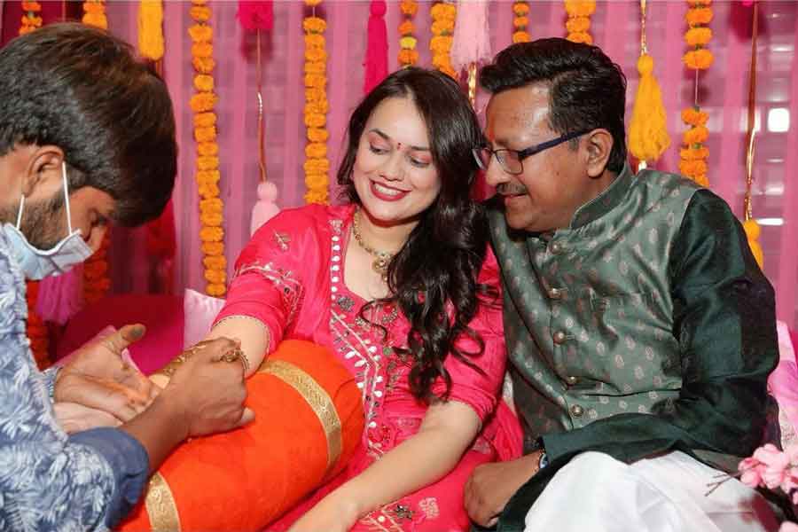 টিনা দাবির দ্বিতীয় বিয়ে হয় প্রদীপ গাওয়ান্ডের সঙ্গে। তিনিও এক জন আইএএস অফিসার। ঘটনাচক্রে, টিনাও রাষ্ট্রবিজ্ঞান নিয়ে স্নাতক পাশ করেছিলেন।