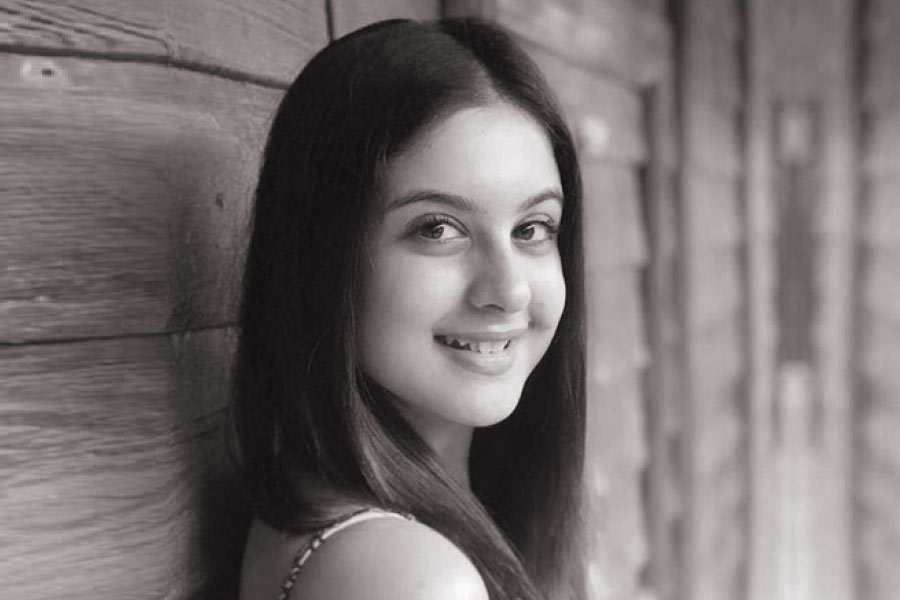 শুটিংয়ের সেটে কাটত অধিকাংশ সময়। সেই শুটিং সেটকেই জীবনের শেষ সিদ্ধান্ত কার্যকর করার স্থান হিসাবে বেছে নিলেন অভিনেত্রী তুনিশা শর্মা? সেটেই গলায় দড়ি দিয়ে ঝুলন্ত অবস্থায় উদ্ধার করা হয়েছে তাঁর দেহ।