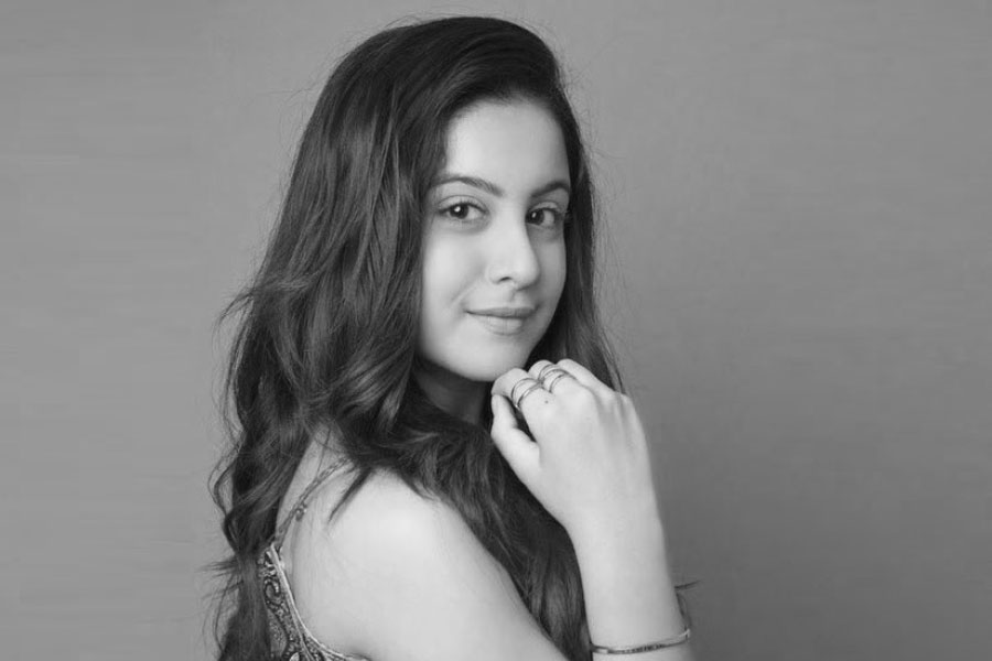 কেন অকালে চলে গেলেন ২০ বছরের তুনিশা? উঠছে নানা প্রশ্ন। একটি ধারাবাহিকের শুটিং সেটের সাজঘরে তাঁর ঝুলন্ত দেহ উদ্ধার করা হয়। হাসপাতালে নিয়ে গেলে চিকিৎসকরা তুনিশাকে মৃত বলে ঘোষণা করেন।