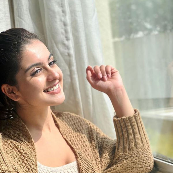 সমাজমাধ্যমেও তুনিশার জনপ্রিয়তা কম নয়। ইনস্টাগ্রামে তাঁর অনুগামীর সংখ্যা ১০ লক্ষের বেশি। প্রায়ই নানা পোস্টের মাধ্যমে অনুরাগীদের মনোরঞ্জন করতেন তুনিশা।