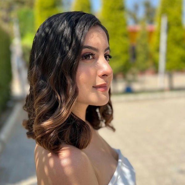 তুনিশার ঘনিষ্ঠরা জানাচ্ছেন, অভিনেত্রী ছিলেন অত্যন্ত হাসিখুশি। তাঁর কোনও কথায় কখনও মানসিক অবসাদের ইঙ্গিত পাওয়া যায়নি। তিনি যে এ ভাবে চলে যাবেন, ভাবতেও পারেননি কেউ।