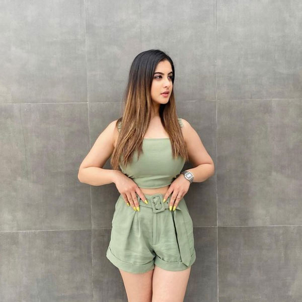 শেষ পোস্টে কী বার্তা দিতে চেয়েছিলেন অভিনেত্রী? নানা জনে তার নানা অর্থ করছেন। কোনও অদৃশ্য রশির টানে কি মৃত্যুর দিকে ধাবিত হচ্ছিলেন তুনিশা? উঠেছে সেই প্রশ্নও।