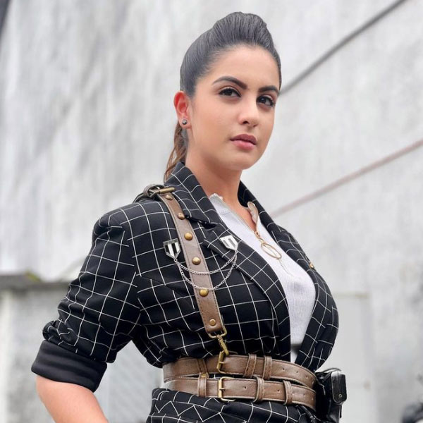 মাত্র ২০ বছর বয়সে তুনিশার মৃত্যু বিনোদন জগৎকে আরও এক বার থমকে দিয়ে গেল। কেরিয়ার গ্রাফ ঊর্ধ্বমুখী থাকা সত্ত্বেও কেন তাঁকে মরতে হল? উত্তর খুঁজছেন অনুরাগীরা।