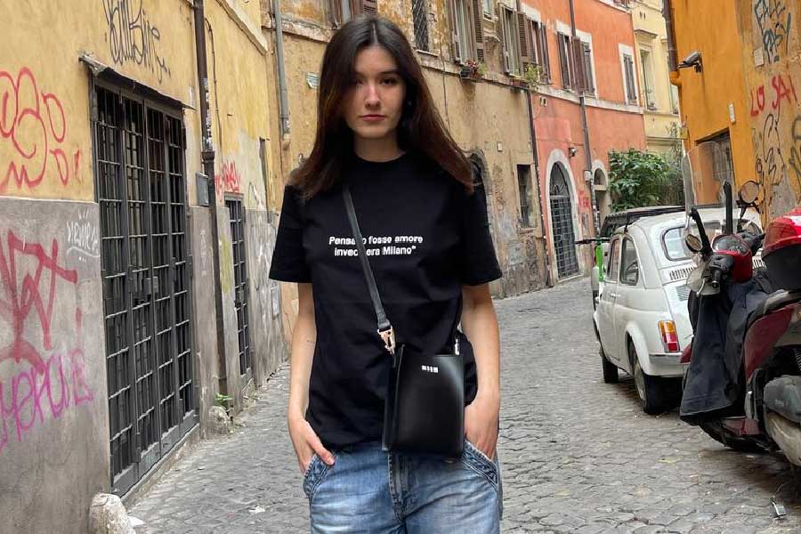 প্রতি বছর বড়দিনে পরিবারের সঙ্গে হইহই করে সময় কাটত। কিন্তু, এ বছর প্রিয়জনদের ছাড়াই ২৫ ডিসেম্বরের আনন্দ যাপন করতে হবে তাঁকে। তবে বড়দিনের আনন্দ এ বার তাঁর কাছে অনেকটাই ফিকে। গত ১০ মাস ধরে চলছে যুদ্ধ। যার জেরে হারিয়েছেন ভাইকে। বাধ্য হয়েই আপনজনদের ছেড়ে কয়েক হাজার মাইল টপকে ঠাঁই নিয়েছেন লন্ডনে। শুধু একটু নিরাপদে বাঁচার আশায়। একটা যুদ্ধ কী ভাবে তাঁর জীবন বদলে দিয়েছে, সেই কাহিনিই তুলে ধরেছেন ইউক্রেনের টিকটকার ভ্যালেরিয়া শশেনোক।