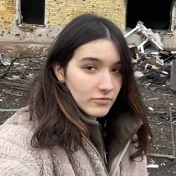 ভ্যালেরিয়ার মতোই ইউক্রেনের বহু নাগরিকের জীবনই বদলে গিয়েছে ২৪ ফেব্রুয়ারির পর থেকে। বহু মানুষ তাঁদের প্রিয়জনদের হারিয়েছেন। কেউ আবার জখম হয়েছেন। যুদ্ধের বীভৎসতায় কারও আবার ঘরবাড়ি ভেঙে গিয়েছে। অনেকে আবার প্রাণ বাঁচাতে দেশ ছেড়ে পালিয়েছেন। ঠিক যেমনটা করেছেন ইউক্রেনের ওই টিকটকার। 