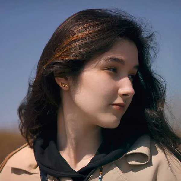 রুশ বাহিনীর আক্রমণের হাত থেকে বাঁচতে বাবা-মায়ের সঙ্গে নিরাপদ আশ্রয়ে ছিলেন ভ্যালেরিয়া। সেই রাত যেন তাঁর কাছে এক ‘দুঃস্বপ্নের মতো’ ছিল। তাঁর কথায়, ‘‘এটা দুঃস্বপ্ন ছিল। ভাবতে পারিনি কখনও এমনটা ঘটতে পারে। বাবা-মায়ের সঙ্গে নিরাপদ আশ্রয় নিতে বম্ব শেল্টারে থাকতে হয়েছিল।’’