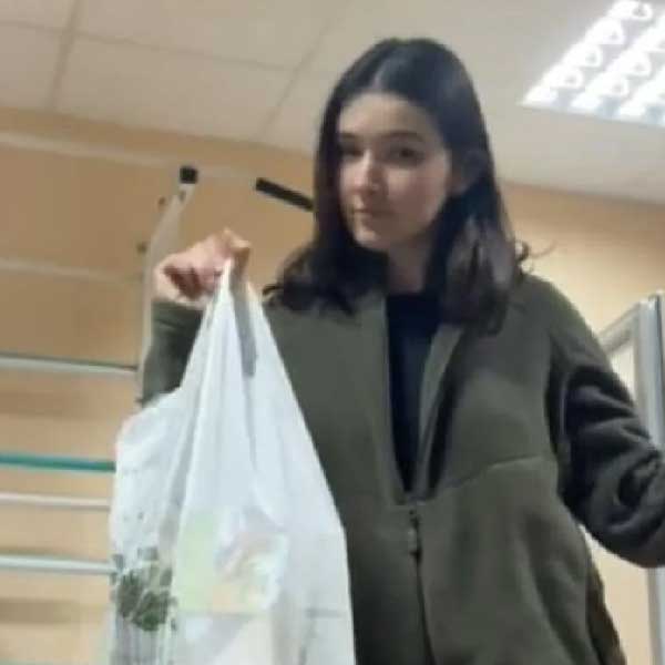 দেশ ছেড়ে পালানোর জন্য প্রথমে চেরনিহিভ থেকে গাড়িতে ৭ ঘণ্টার যাত্রা শেষে কিভে পৌঁছন ওই টিকটকার। তার পর সেখান থেকে ট্রেনে করে যান লিভিভে। এর পর আরও ১২ ঘণ্টা যাত্রা করে পোল্যান্ডে পৌঁছন। সেখানে ওয়ারশে বন্ধুর বাড়িতে প্রথমে আশ্রয় নিয়েছিলেন ওই তরুণী। 