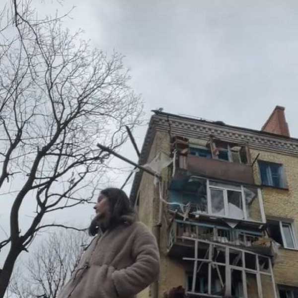 ইউক্রেনের মাটিতে কতটা নির্মম ভাবে আক্রমণ চালিয়েছেন রুশ সৈনিকরা, তা দুনিয়ার কাছে তুলে ধরতে টিকটক ভিডিয়ো বানিয়েছেন ভ্যালেরিয়া। রুশ ক্ষেপণাস্ত্রের আঘাতে তছনছ হয়ে গিয়েছে ইউক্রেনের বিভিন্ন এলাকা। ধ্বংসস্তূপের ভিডিয়ো করে সাড়া ফেলে দিয়েছেন তিনি। 