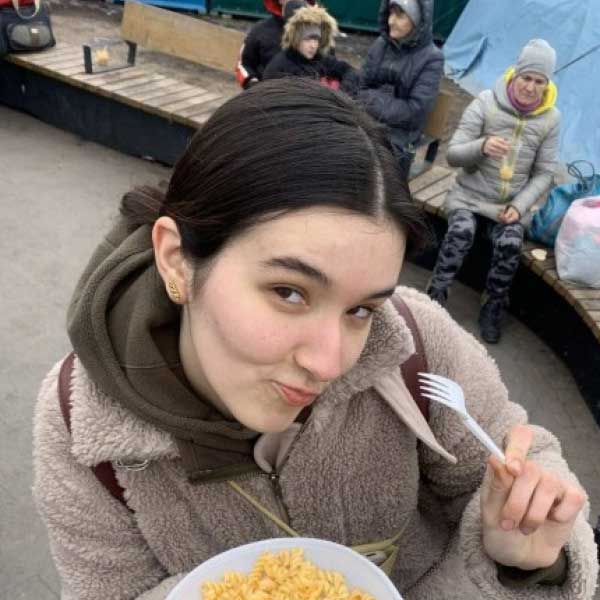 একটা অজানা দেশ, অচেনা শহর। কে আশ্রয় দেবেন তাঁকে? না, লন্ডনে পৌঁছে খুব একটা সমস্যার মুখে পড়তে হয়নি ওই তরুণীকে। সেখানকার এক বাসিন্দা নিখরচায় তাঁর বাড়িতে আশ্রয় দিয়েছেন ভ্যালেরিয়াকে। বর্তমানে ওই ব্রিটিশ পরিবারের সঙ্গেই দিনযাপন করছেন তিনি। এ বছর বড়দিনও ওই ব্রিটিশ পরিবারের সঙ্গেই কাটাবেন। তবে পাশে প্রিয়জনরা না থাকায় স্বাভাবিক ভাবেই মনখারাপ তাঁর। 