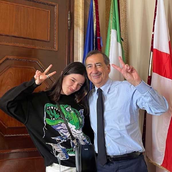 কয়েক মাস আগেই ইউক্রেনে ফিরেছিলেন ভ্যালেরিয়া। তখনই রুশ সেনার আক্রমণে বিপর্যস্ত ইউক্রেনের নানা জায়গার ভিডিয়ো করেছেন তরুণী। তাঁর কথায়, ‘‘এটা আমার কাছে একটা অস্ত্র। আমার দেশে কী ঘটছে, তা বাইরের দুনিয়াকে জানাতেই ভিডিয়ো বানিয়েছি।’’