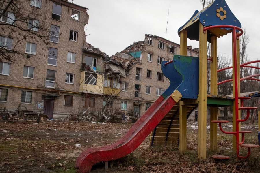 এক সময় যে কাকার বাড়িতে অনেকটা সময় কাটাতেন, সেই বাড়িটি যুদ্ধের কবলে লন্ডভন্ড হয়ে গিয়েছে। ভ্যালেরিয়া সেই বাড়িটি নতুন করে তৈরির সিদ্ধান্ত নিয়েছেন। রুশ আক্রমণকে ‘গণহত্যা’ বলে বর্ণনা করেছেন ওই তরুণী। তাঁর কথায়, ‘‘বহু ইউক্রেনীয়র মৃত্যু হয়েছে। আমার দেশে গণহত্যা হয়েছে।’’