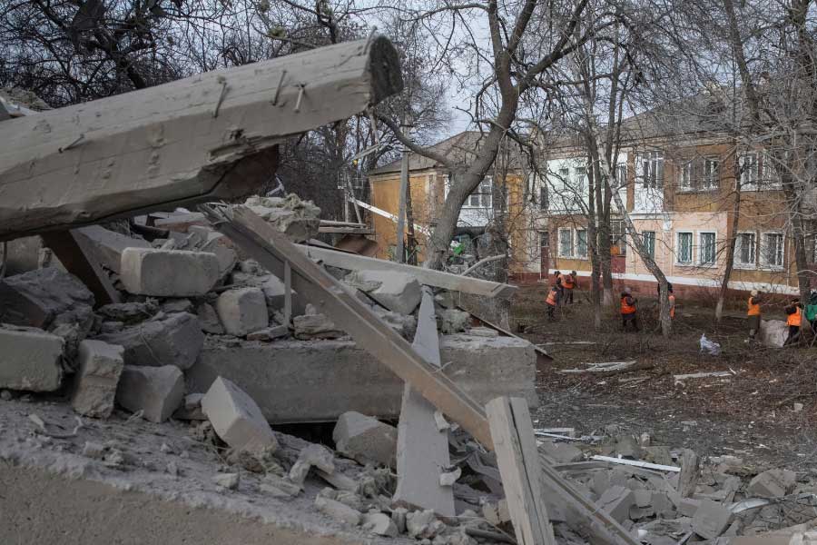 আর যুদ্ধ চান না ভ্যালেরিয়া, একটু শান্তি চান। ভাল ভাবে বাঁচতে চান। তাঁর যুদ্ধবিধ্বস্ত জীবনকে ভুলে স্বাভাবিক ছন্দে ফিরতে চান। সে কারণেই নিজের ভবিষ্যৎ নিয়ে ব্যস্ত ভ্যালেরিয়া। তবে তাঁর দেশে যে অন্যায় হচ্ছে, তার বিরুদ্ধে প্রতিবাদ প্রদর্শনে টিকটক ভিডিয়োকে কাজে লাগাবেন বলেই জানিয়েছেন ওই তরুণী।