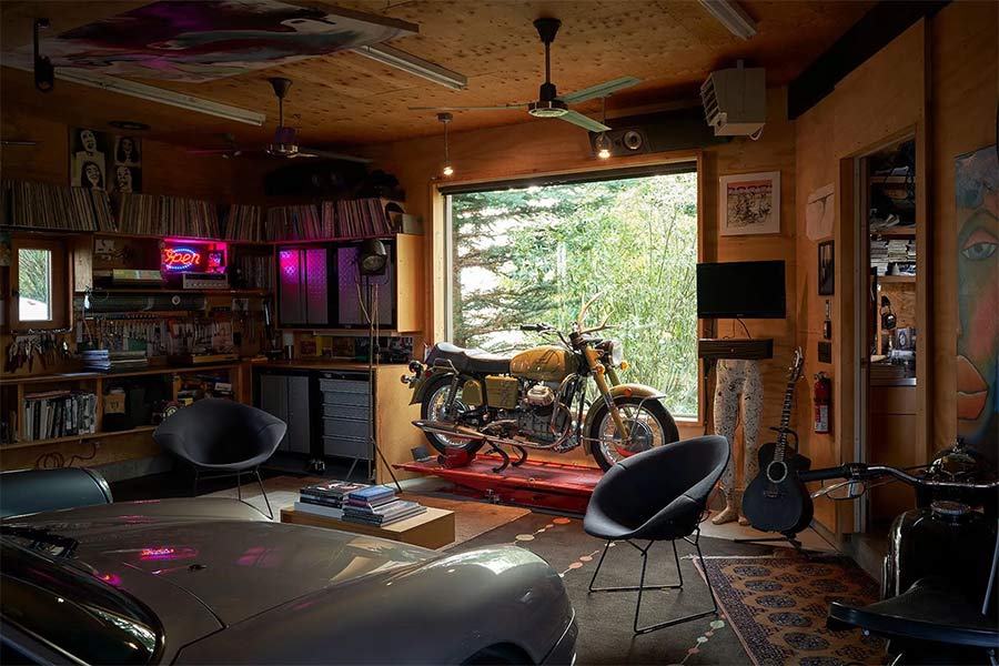 নড়তে আর ভাল লাগে না। বিশাল শরীরটাকে পেঁচিয়ে গ্যারাজে পড়েছিল ‘স্নো’। প্রকাণ্ড ময়ালকে দেখে গ্যারাজ মালিকের তো চক্ষু চড়কগাছে। তিনি ডাকতে যান কয়েক জন প্রতিবেশীকে।