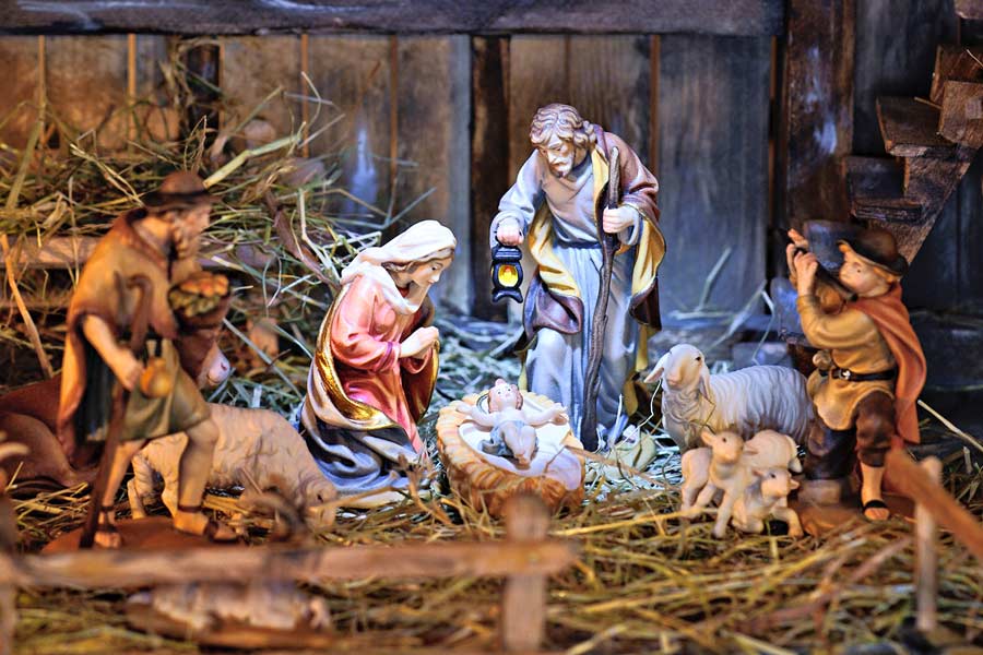 আবির্ভাব: বেথলেহেমের এক পশুশালায় জন্ম নিয়েছিলেন মানবপুত্র। এই ভাবেই তাঁর জন্মমুহূর্ত রচনা করা হয় উপাসনাস্থলে