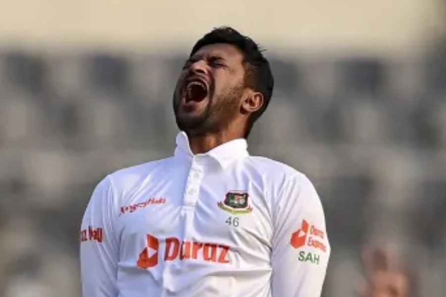 ২০০০ সাল থেকে ভারতের বিরুদ্ধে পাঁচ দিনের ম্যাচ খেলছে বাংলাদেশ। এখনও পর্যন্ত একটিতেও জয়ের মুখ দেখতে পায়নি তারা। বড়দিনে সেই সুযোগ হাতের কাছে পেয়েও হারাল শাকিব আল হাসানের দল।