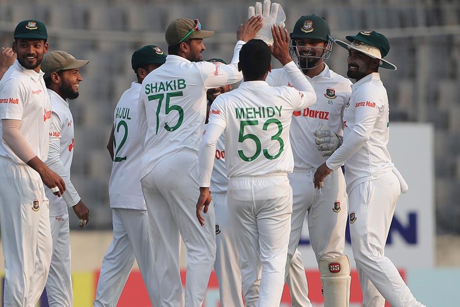 মীরপুর টেস্টে প্রথমে টসে জিতে বাংলাদেশ ব্যাট করার সিদ্ধান্ত নেয়। ২২৭ রানে সব ক’টি উইকেট পড়ে যায় তাদের। জবাবে ভারত করে ৩১৪ রান। বাংলাদেশের দ্বিতীয় ইনিংস শেষ হয় ২৩১ রানে। রবিবার ছিল মীরপুর টেস্টের চতুর্থ দিন। ১৪৫ রানের লক্ষ্যমাত্রা ছুঁয়ে সকালেই ম্যাচ জিতে নিয়েছেন শ্রেয়স, অশ্বিনরা।