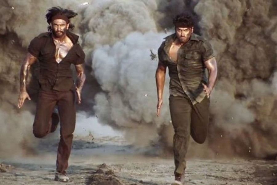 ২০১৪ সালে আলি আব্বাস জাফরের পরিচালনায় মুক্তি পায় ‘গুন্ডে’ ছবিটি। এই ছবিতে মুখ্য চরিত্রে অভিনয় করেছিলেন প্রিয়ঙ্কা চোপড়া জোনাস, রণবীর সিংহ এবং অর্জুন কপূর।