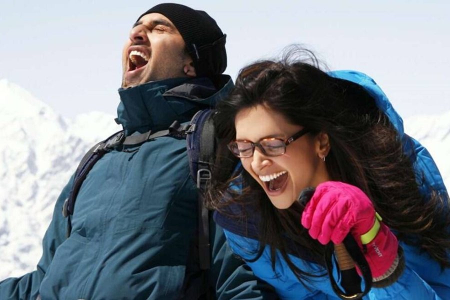 তবে ‘নয়না’ চরিত্রে অভিনয়ের জন্য পরিচালকের প্রথম পছন্দ দীপিকা ছিলেন না। বরং ক্যাটরিনাকে প্রস্তাব দিয়েছিলেন অয়ন। কিন্তু ক্যাটরিনা অন্য ছবির কাজে ব্যস্ত থাকায় তিনি পরিচালকের প্রস্তাব খারিজ করে দেন।